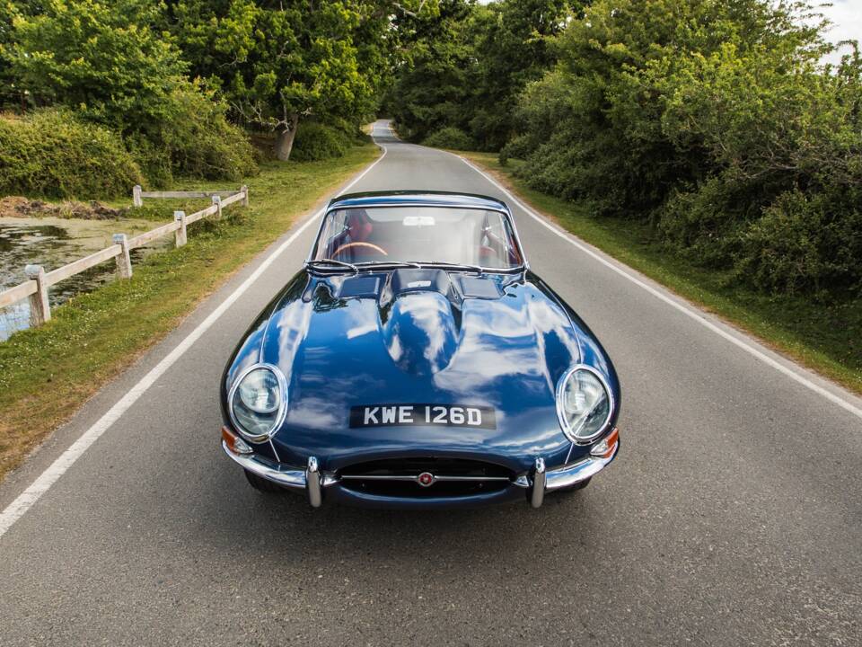 Image 6/50 de Jaguar E-Type 4.2 (1966)