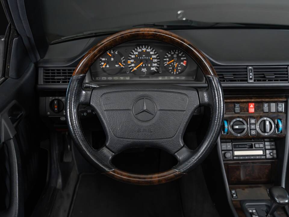 Image 20/28 of Mercedes-Benz E 320 &quot;Final Edition&quot; (1997)