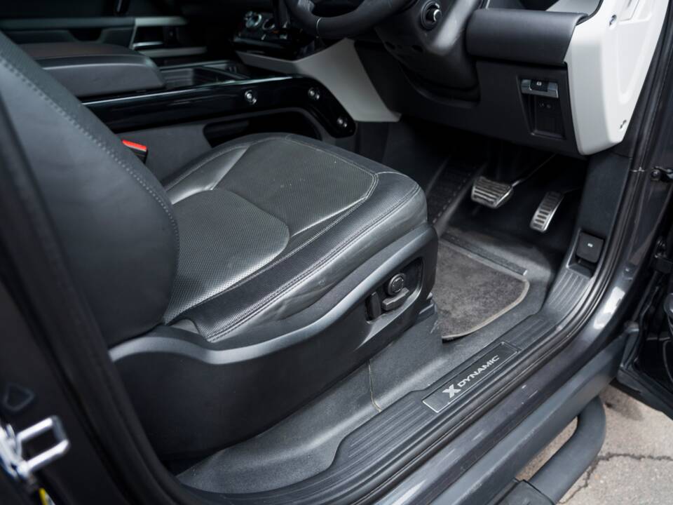 Image 43/61 de Land Rover Defender 110 D200 AWD (2023)