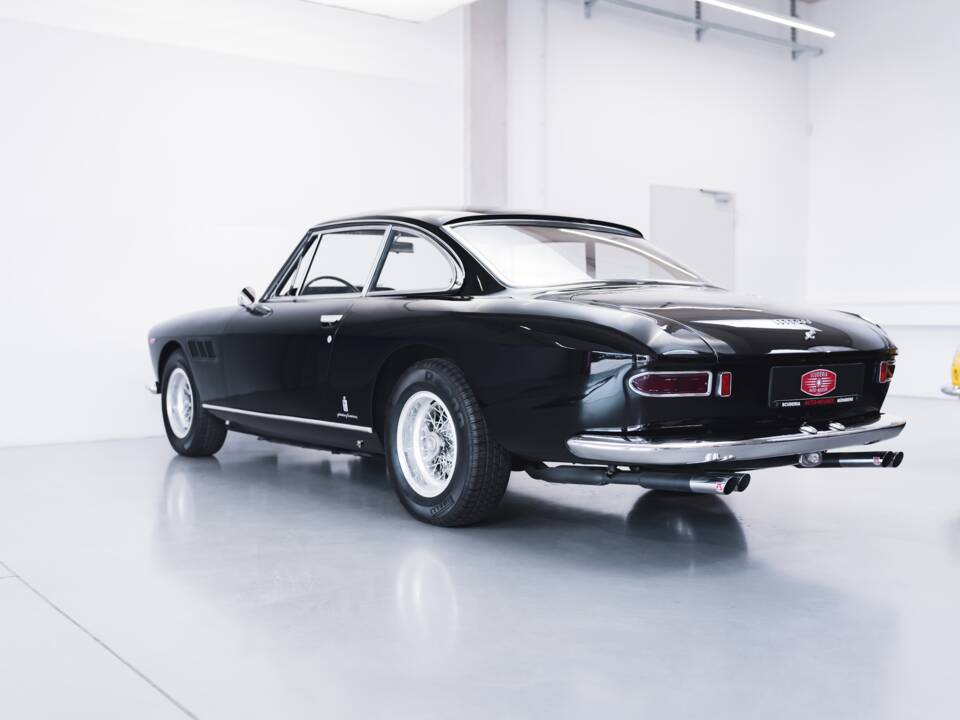 Image 40/100 of Ferrari 330 GT 2+2 (1965)