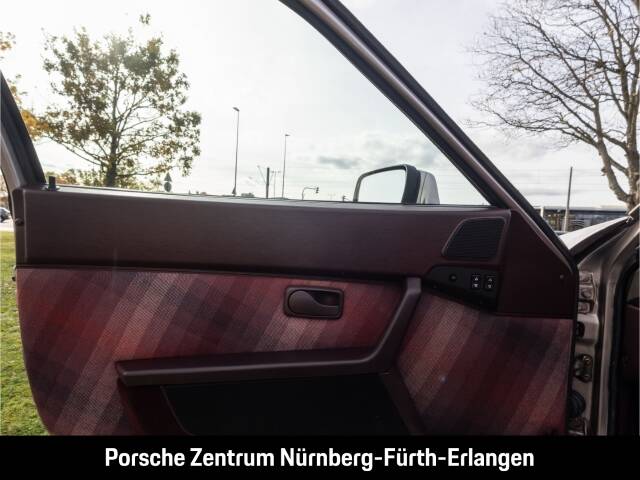 Immagine 33/39 di Porsche 944 Turbo (1988)