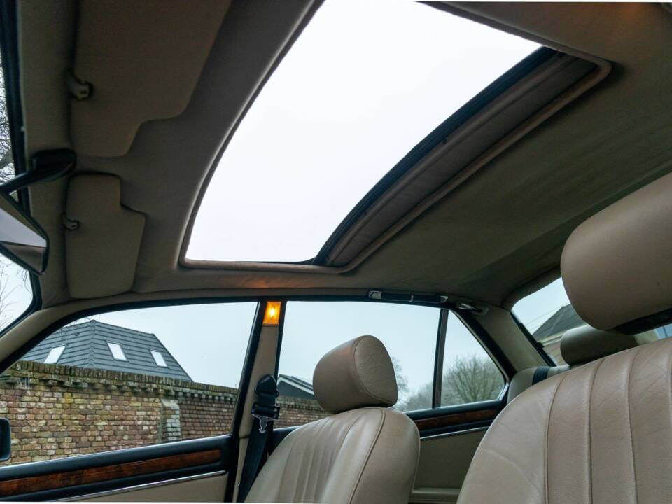 Image 50/50 of Jaguar XJ 12 (1987)