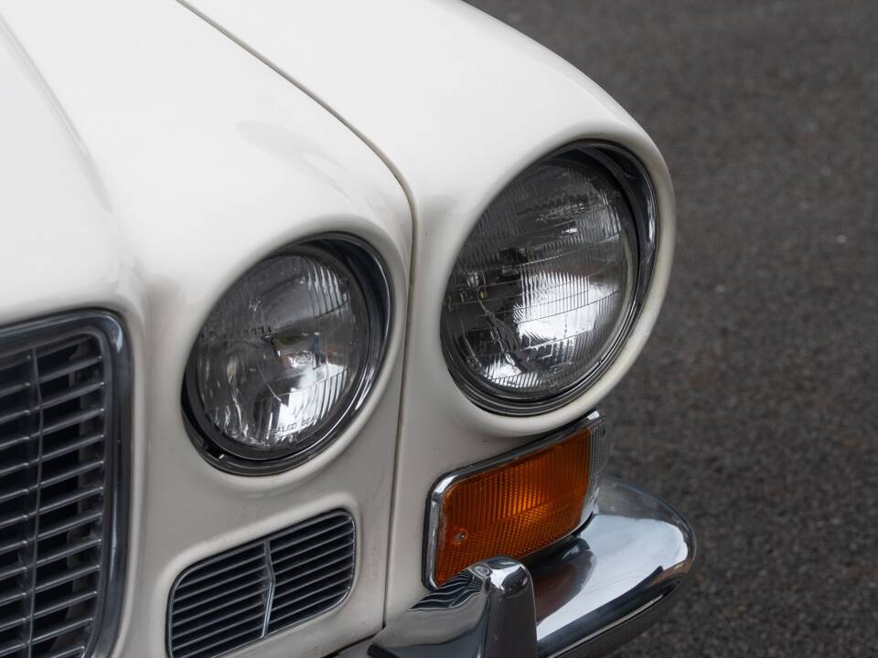 Image 38/50 of Jaguar XJ 6 4.2 (1972)