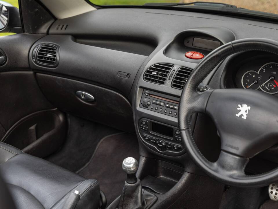 Immagine 21/40 di Peugeot 206 CC 1.6 16V (2003)