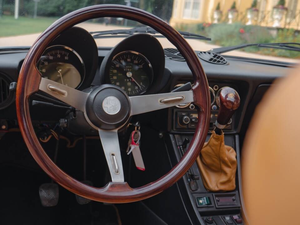 Afbeelding 10/34 van Alfa Romeo 2000 Spider Veloce (1980)