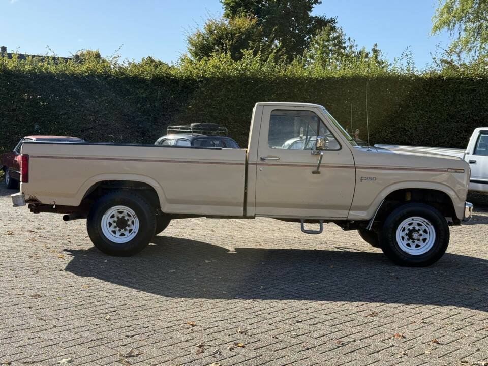 Image 4/22 of Ford F-250 (1983)