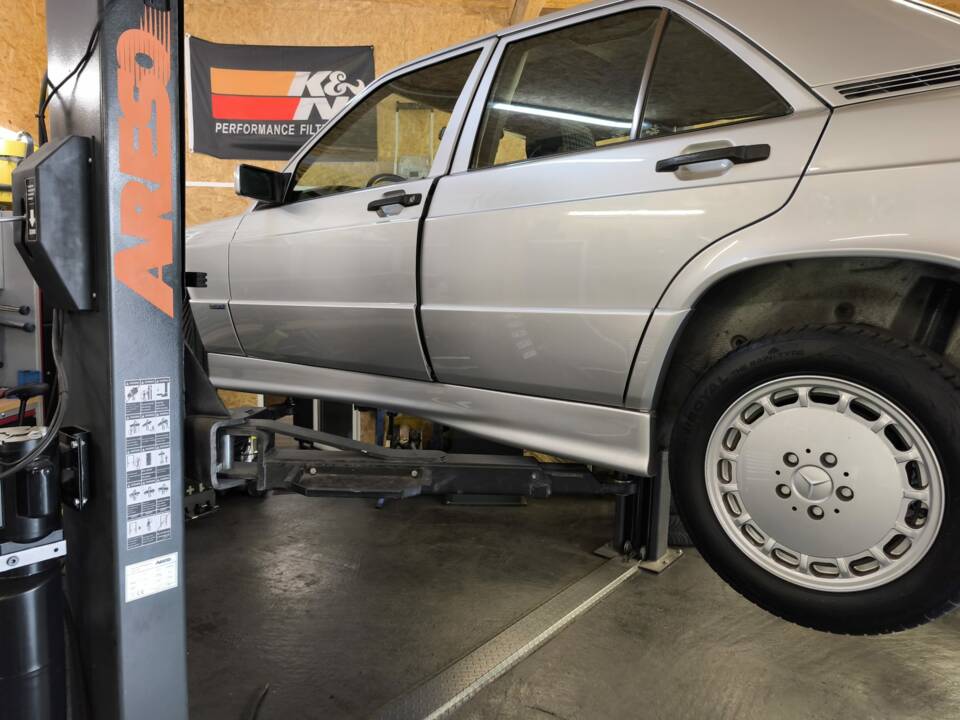 Immagine 33/49 di Mercedes-Benz 190 E (1990)