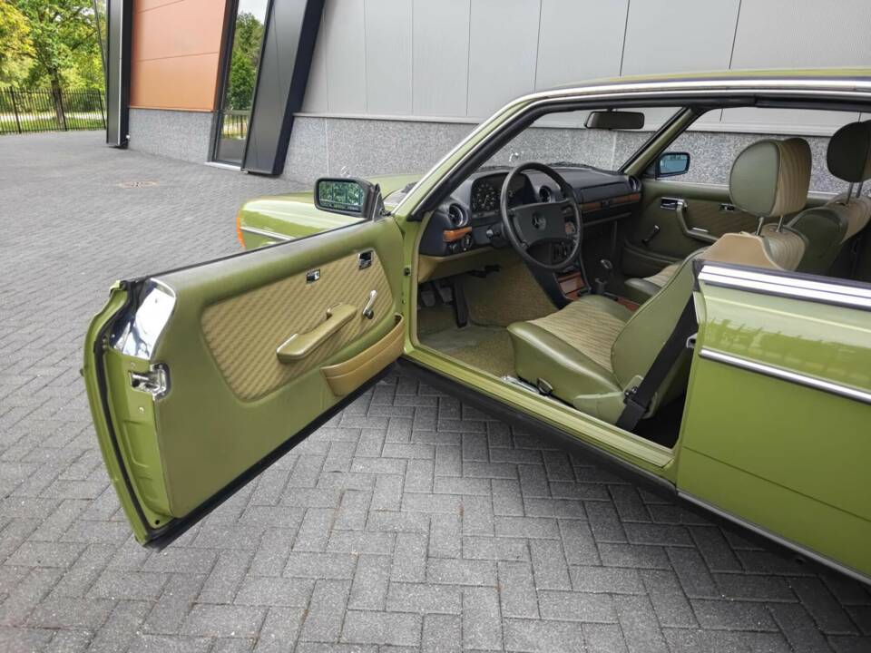 Immagine 27/50 di Mercedes-Benz 230 CE (1982)