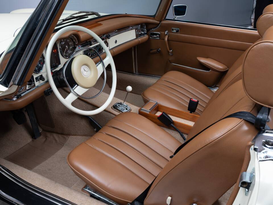 Image 24/41 of Mercedes-Benz 280 SL (1969)