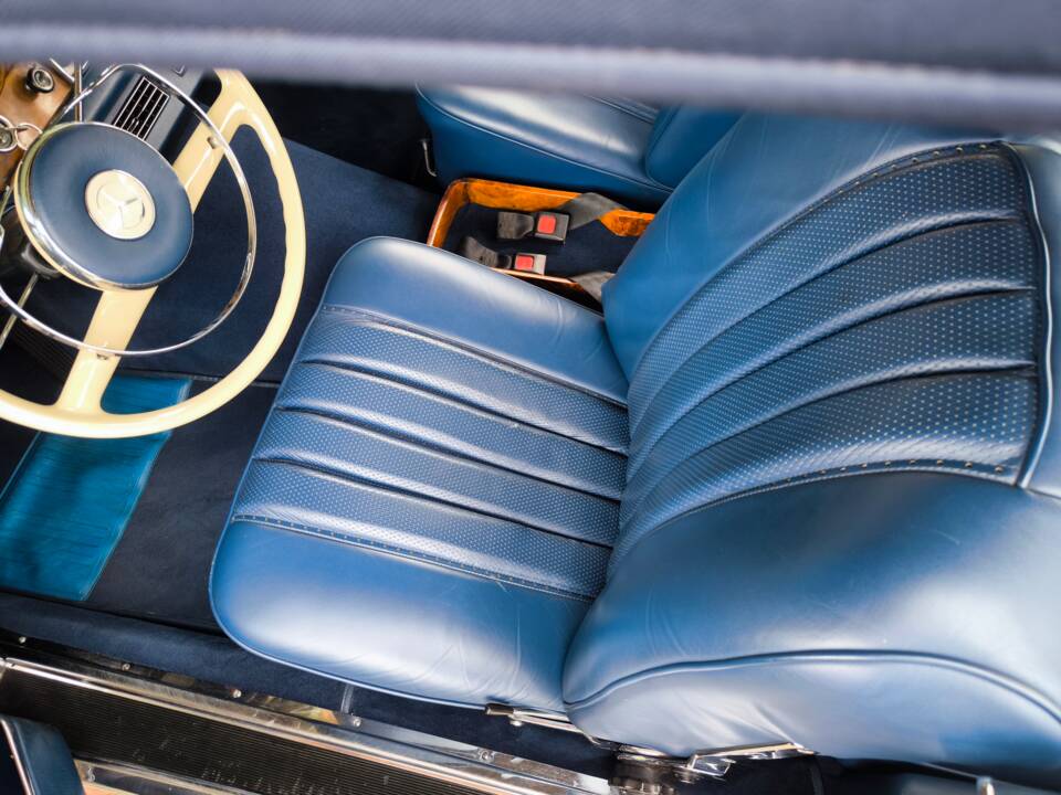 Afbeelding 17/24 van Mercedes-Benz 220 SE b (1964)