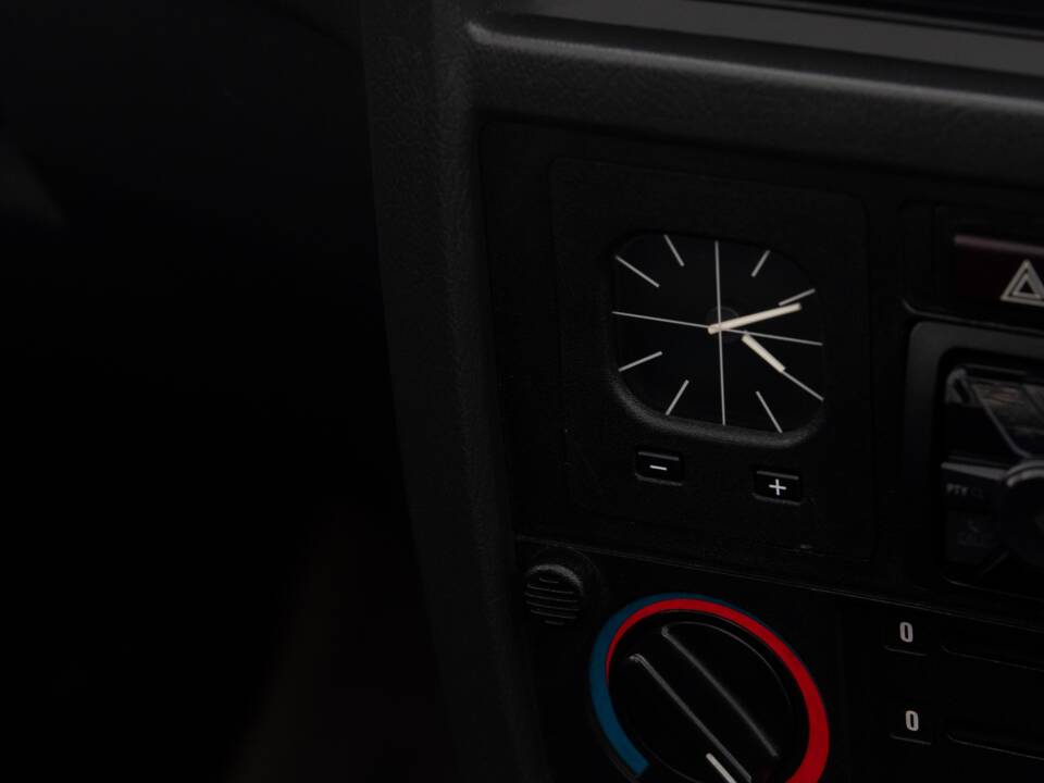 Image 37/50 of BMW 320i (1987)