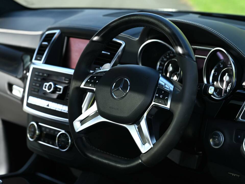Image 30/49 of Mercedes-Benz ML 63 AMG (2013)