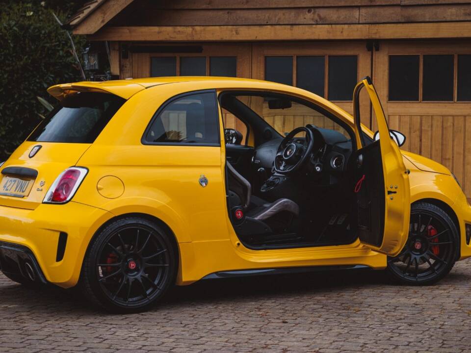 Immagine 2/8 di Abarth 695 Biposto (2016)