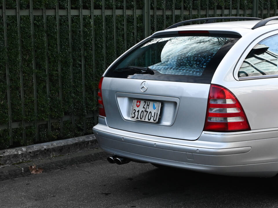 Image 8/32 of Mercedes-Benz C 32 AMG T (2003)