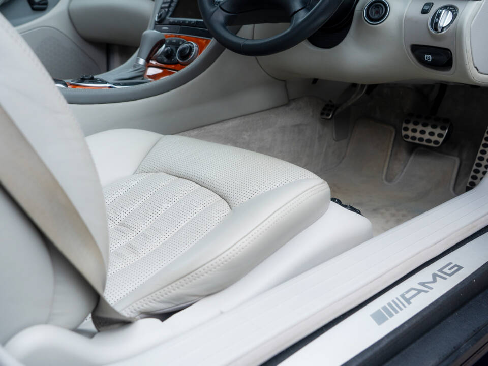 Image 46/60 of Mercedes-Benz SL 65 AMG (2004)