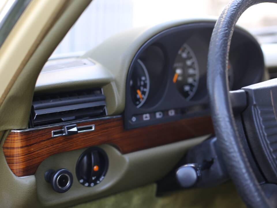 Bild 34/76 von Mercedes-Benz 280 SE (1977)