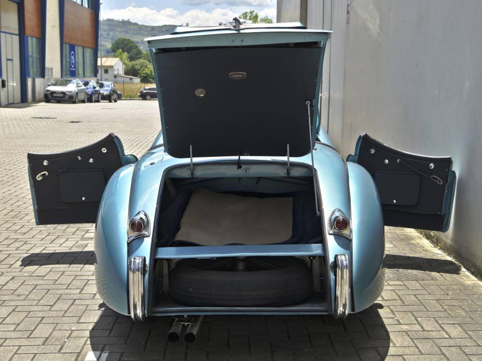 Image 15/50 of Jaguar XK 120 OTS (1952)