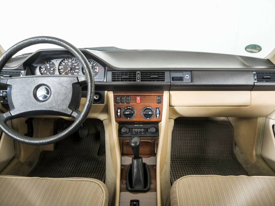 Bild 7/50 von Mercedes-Benz 230 TE (1987)
