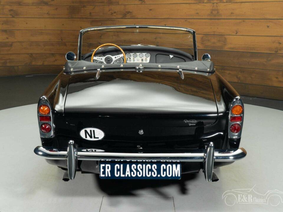 Image 15/19 of Daimler SP 250 (1961)