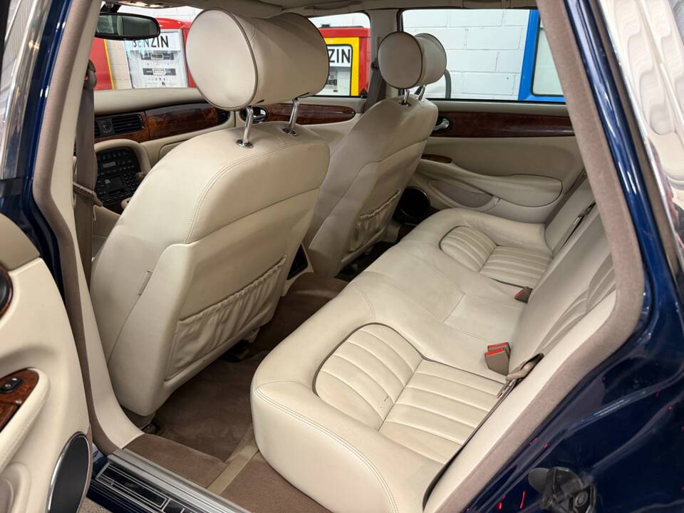 Image 11/17 of Jaguar XK8 4.2 (2000)