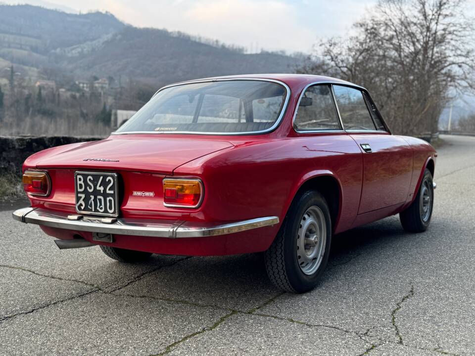 Immagine 8/48 di Alfa Romeo Giulia GT 1300 Junior (1972)