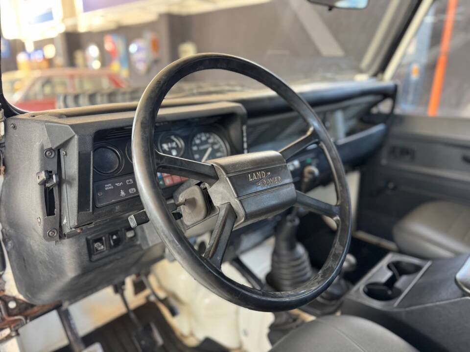 Image 25/45 de Land Rover Defender 110 (1991)
