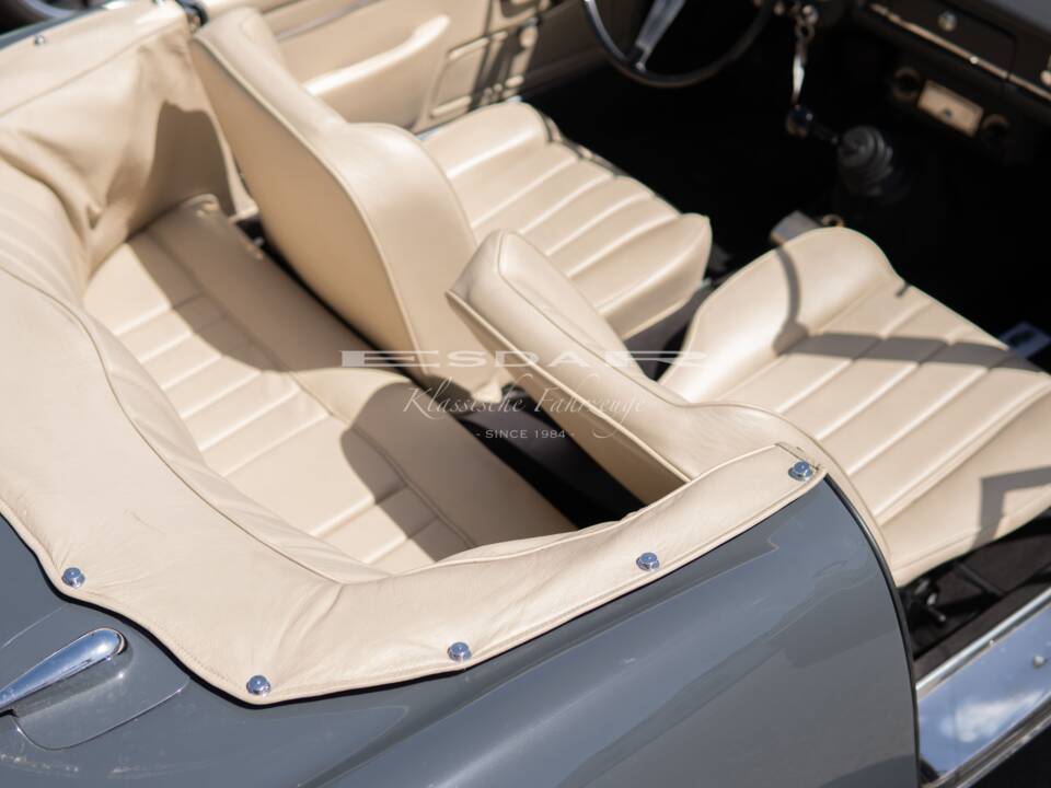 Image 24/31 of Alfa Romeo 2600 Spider (1963)