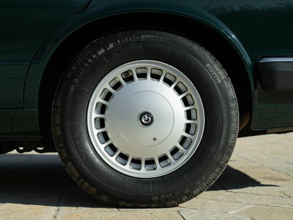 Image 23/50 of Daimler XJ 6 4.0 (1991)