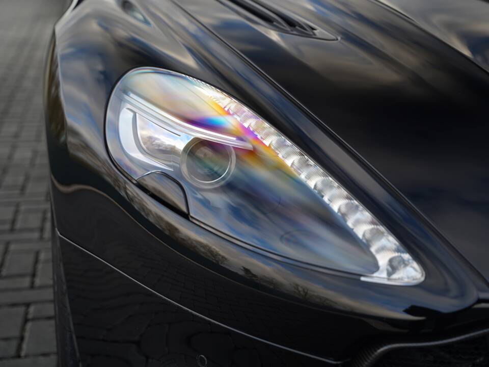 Image 33/50 of Aston Martin Vanquish S Volante (2018)