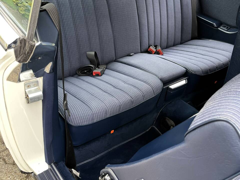 Image 23/24 de Mercedes-Benz 230 CE (1985)