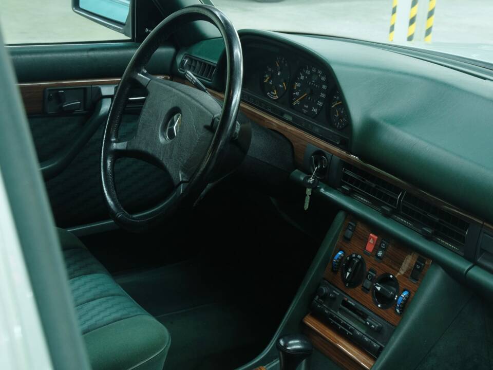 Bild 25/50 von Mercedes-Benz 300 SE (1986)
