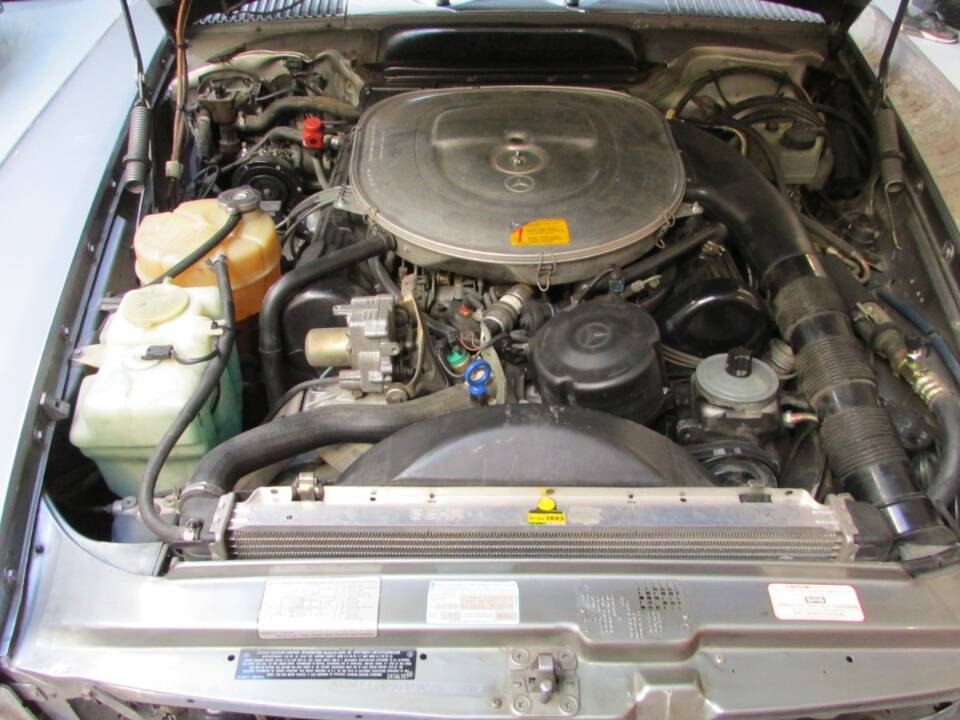 Afbeelding 13/17 van Mercedes-Benz 560 SL (1987)