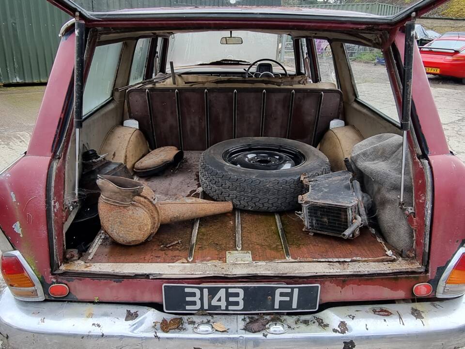 Image 23/31 of Mercedes-Benz 230 S Universal (1966)