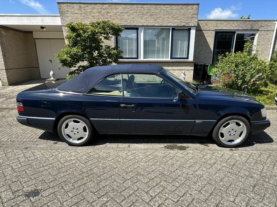 Image 6/8 of Mercedes-Benz 300 CE-24 (1993)