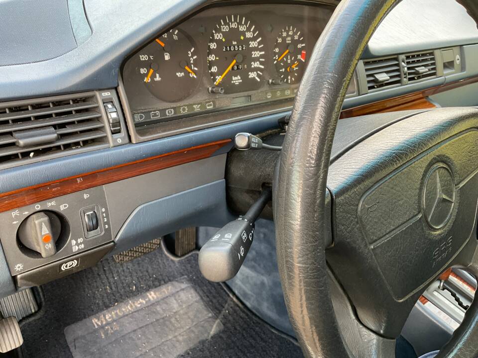 Image 84/149 of Mercedes-Benz 320 TE (1993)