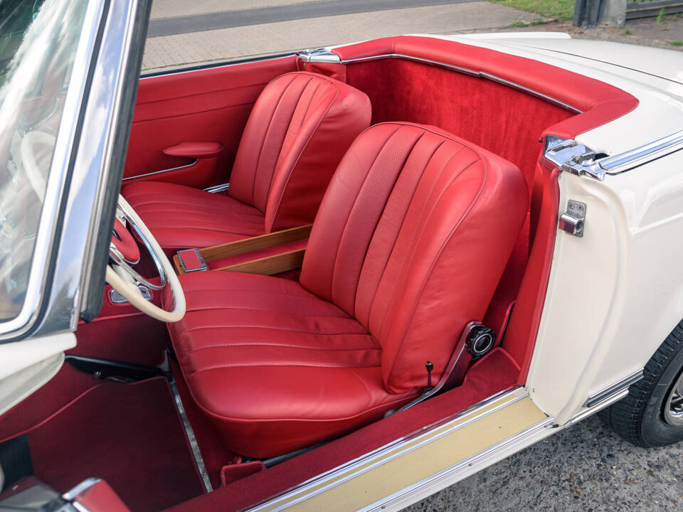 Image 36/60 of Mercedes-Benz 230 SL (1967)