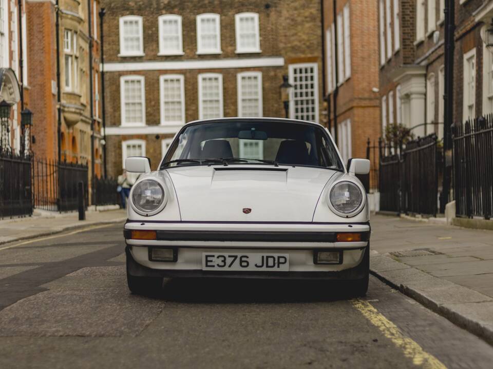 Image 19/33 of Porsche 911 Carrera 3.2 (1988)
