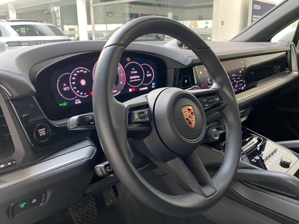 Image 6/12 de Porsche Cayenne Coupé E-Hybrid (2023)