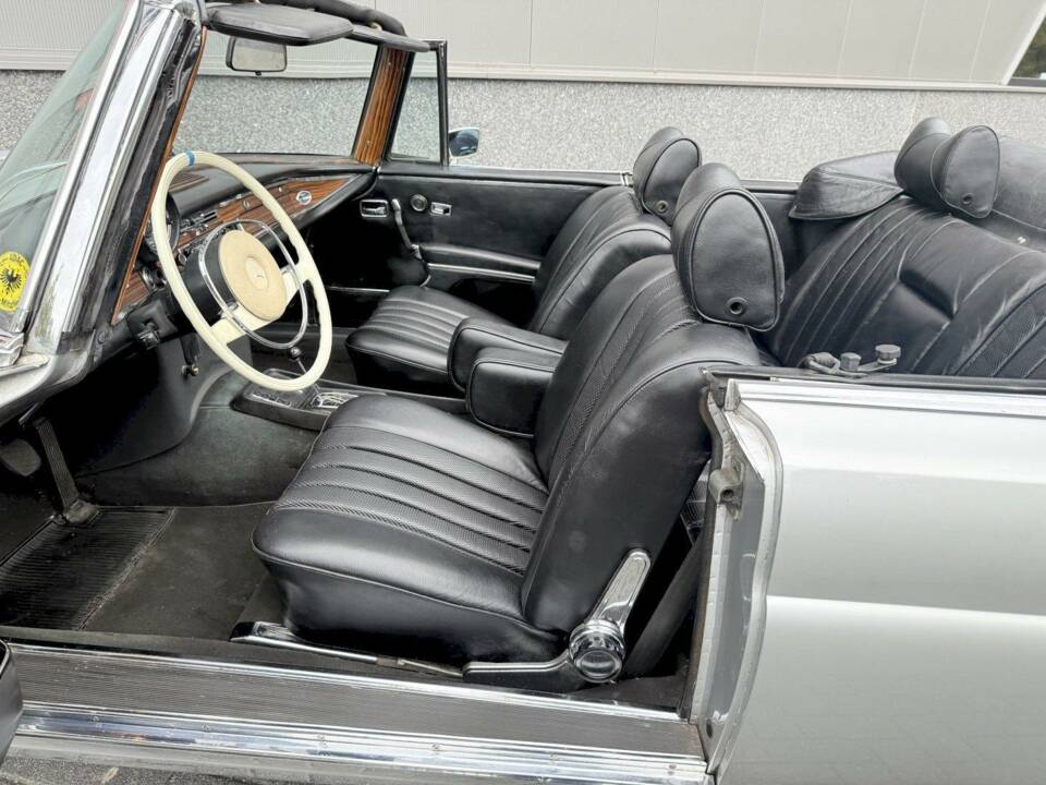 Image 21/35 de Mercedes-Benz 280 SE 3,5 (1970)