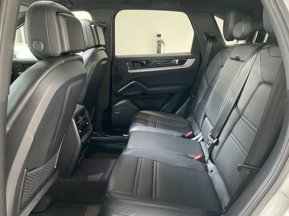 Image 9/12 de Porsche Cayenne Coupé E-Hybrid (2023)