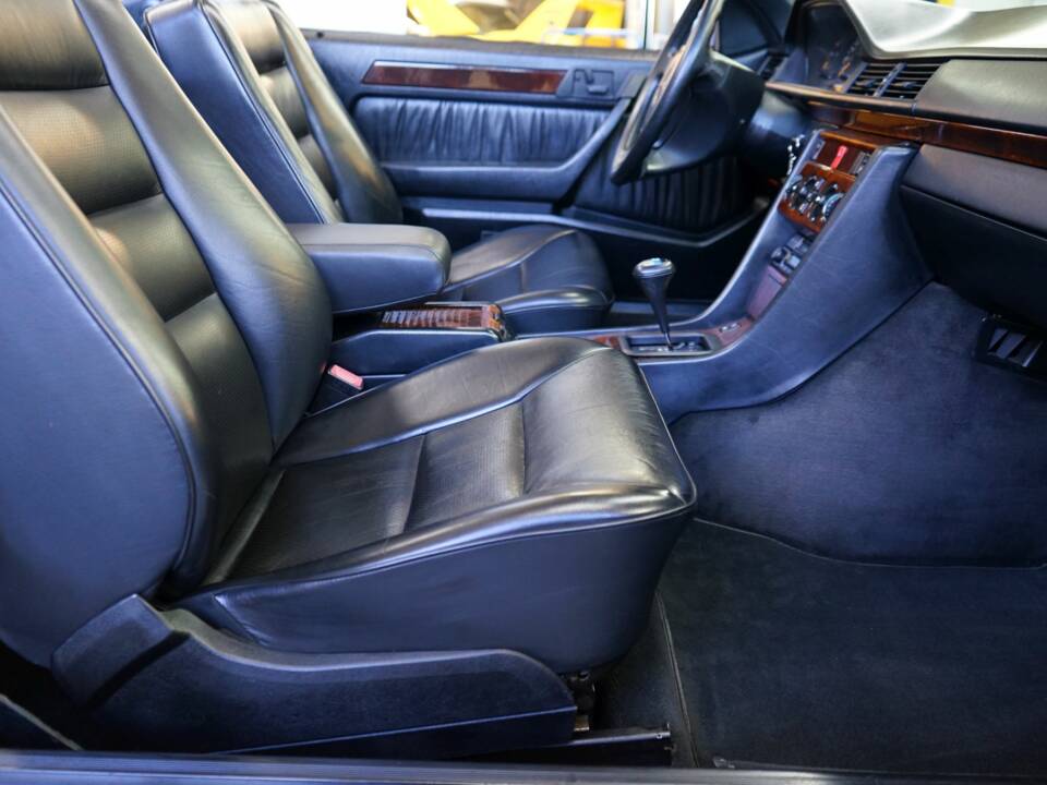 Bild 23/36 von Mercedes-Benz E 320 (1995)