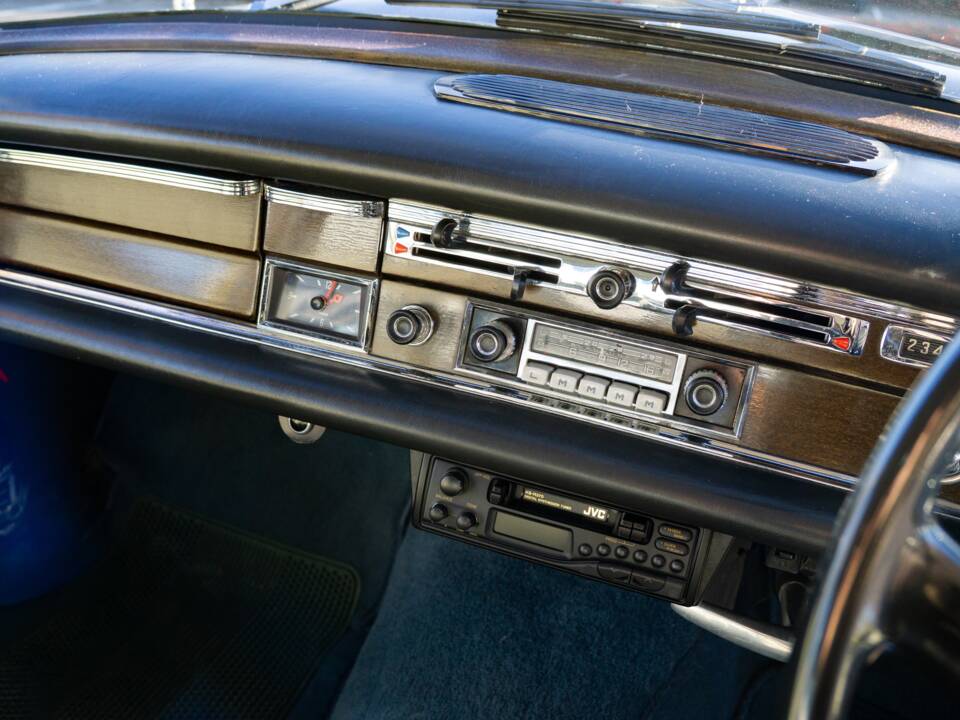 Image 22/29 de Mercedes-Benz 220 SE b (1966)