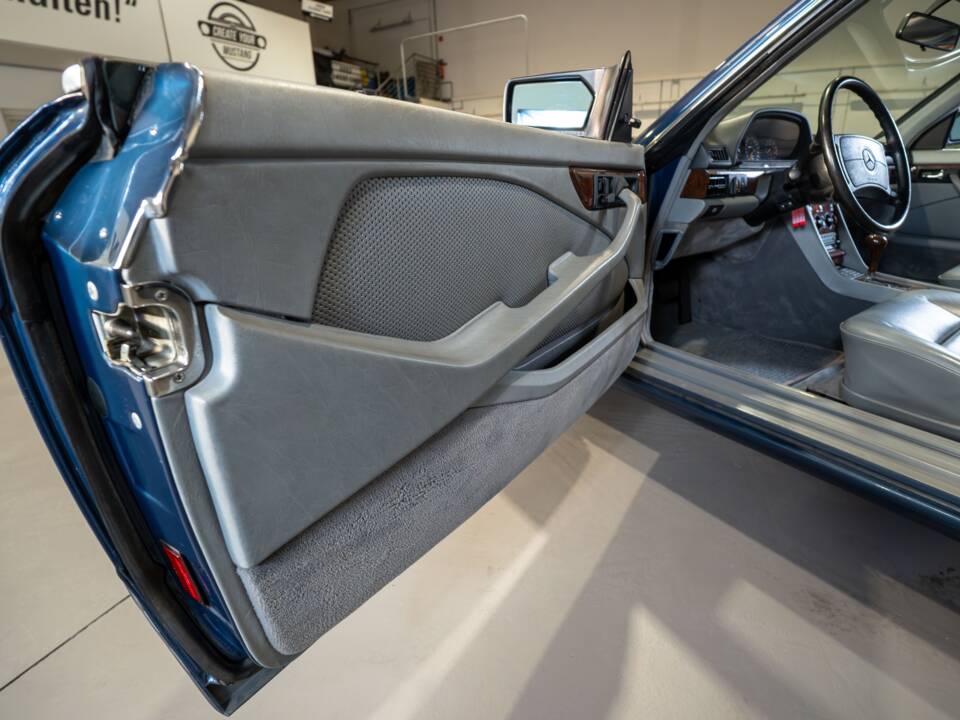 Image 16/27 of Mercedes-Benz 500 SEC (1988)