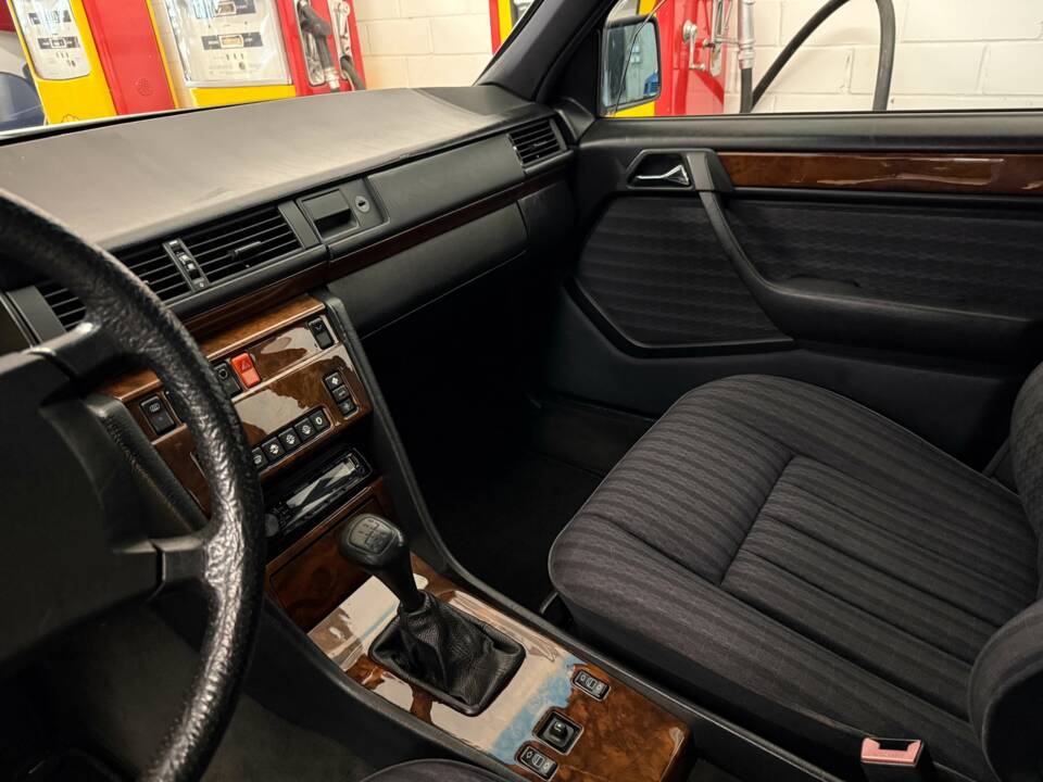 Image 11/20 of Mercedes-Benz 250 D Turbo (1991)