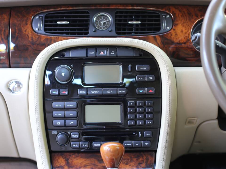 Imagen 42/77 de Jaguar XJ 8 4.2 (2005)