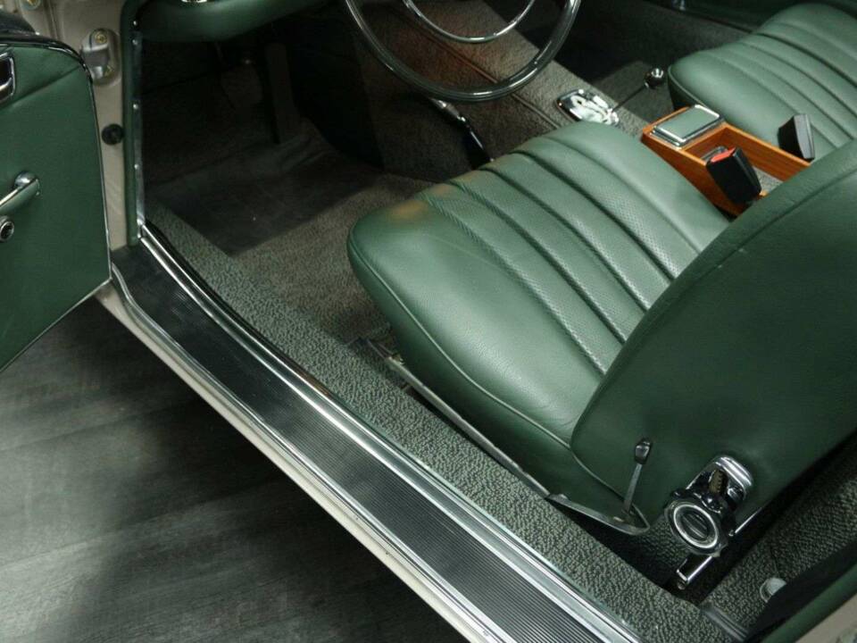 Image 12/50 de Mercedes-Benz 280 SL (1970)