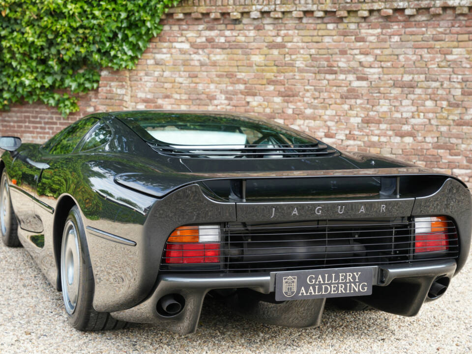 Image 13/50 of Jaguar XJ 220 (1993)