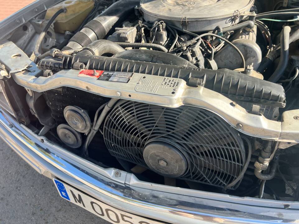 Image 51/77 of Mercedes-Benz 380 SEC (1982)