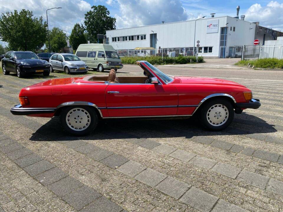 Immagine 34/50 di Mercedes-Benz 380 SL (1984)