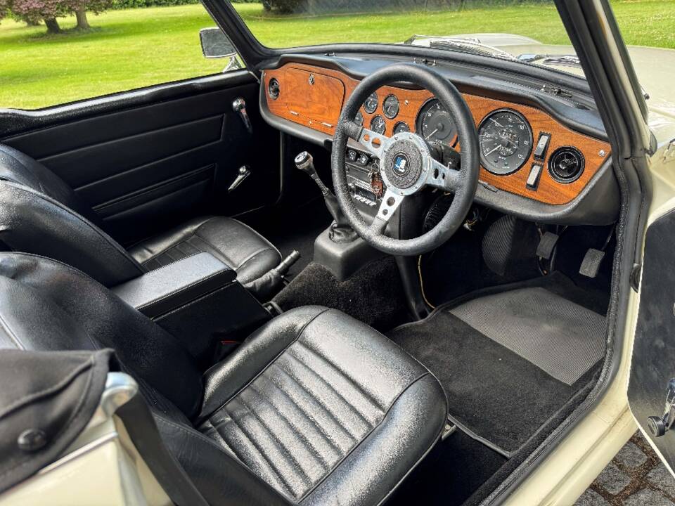 Image 16/30 of Triumph TR 6 PI (1970)
